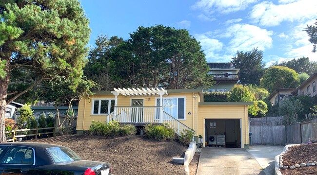 450 Loma Vista Terrace in Pacifica, CA - Building Photo - Building Photo
