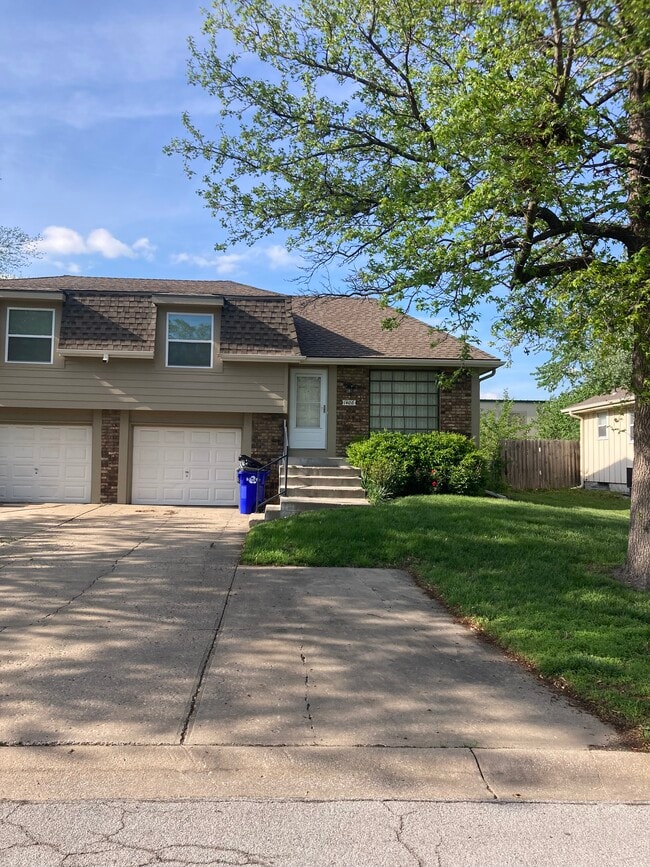 property at 1406 E Willow Dr