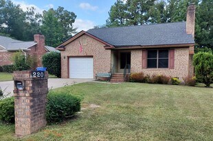 220 Fair Oaks Dr in Fayetteville, NC - Building Photo