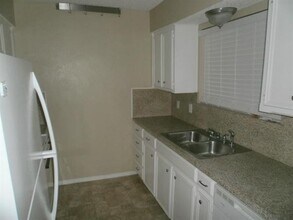 2702 Parkchester Dr in Arlington, TX - Building Photo - Building Photo