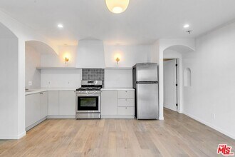 3206 Larissa Dr in Los Angeles, CA - Building Photo - Building Photo