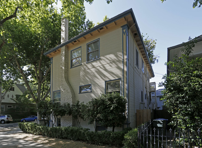 2430 H St in Sacramento, CA - Building Photo - Building Photo