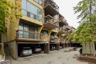 442 Banff Av in Banff, AB - Building Photo