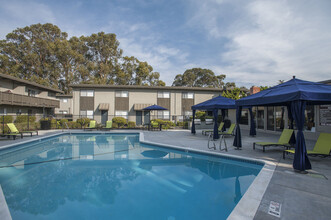 Monterey Townhouse in Monterey, CA - Foto de edificio - Building Photo