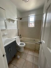 32-35 61st St, Unit 2F in Queens, NY - Foto de edificio - Building Photo