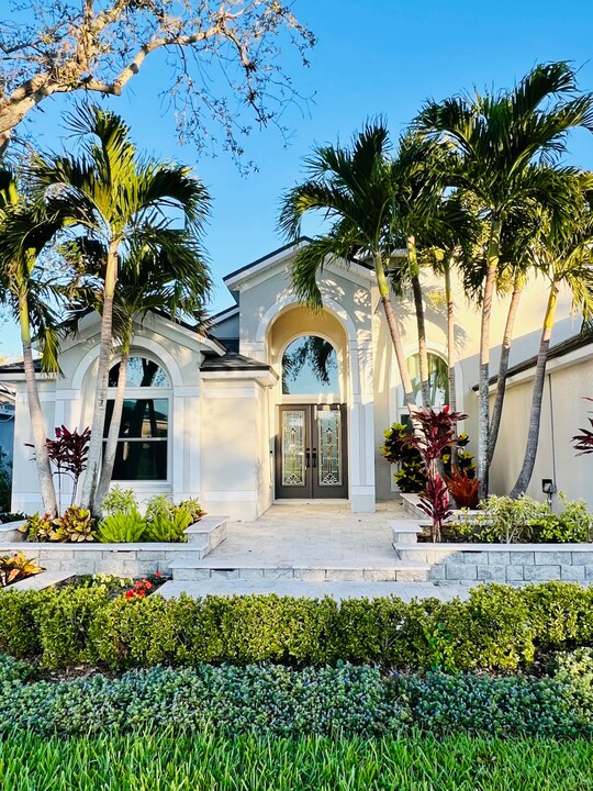 515 Somerhill Dr NE in St. Petersburg, FL - Building Photo