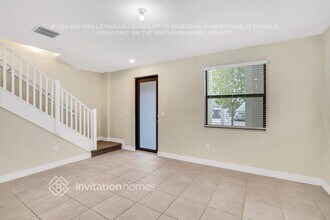 10437 NW 82nd St in Doral, FL - Foto de edificio - Building Photo