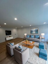 17422 Keelson Ln in Huntington Beach, CA - Foto de edificio - Building Photo