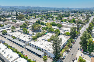 Parc Tarzana in Tarzana, CA - Foto de edificio - Building Photo