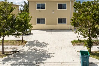 1402 NW 1st Ct in Florida City, FL - Building Photo - Building Photo