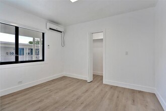711 Beacom Blvd in Miami, FL - Building Photo - Building Photo