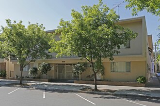 Siesta Crestwood in Sacramento, CA - Building Photo - Building Photo