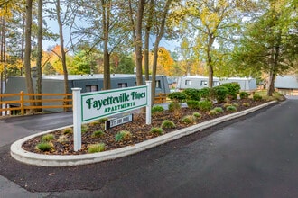 Fayetteville Pines Townhouses in Fayetteville, NY - Foto de edificio - Building Photo