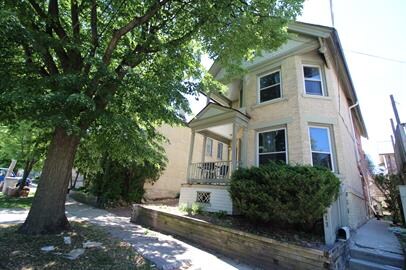 811 E Pleasant St, Unit 1B in Milwaukee, WI - Building Photo