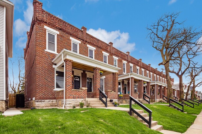 The Courtyard on South Champion in Columbus, OH - Building Photo - Building Photo