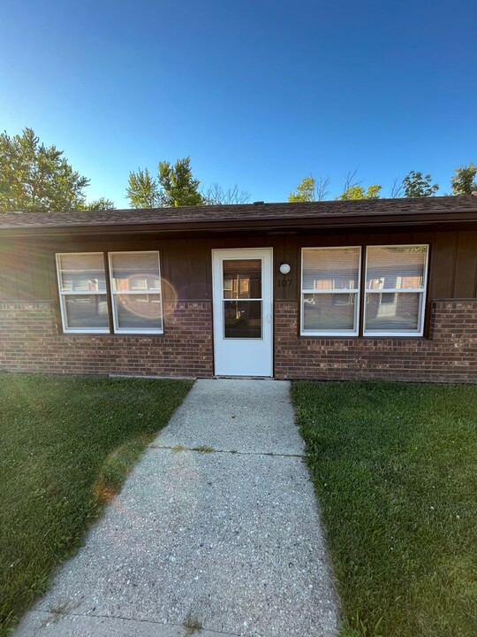 313 N Wooster St in Capron, IL - Building Photo