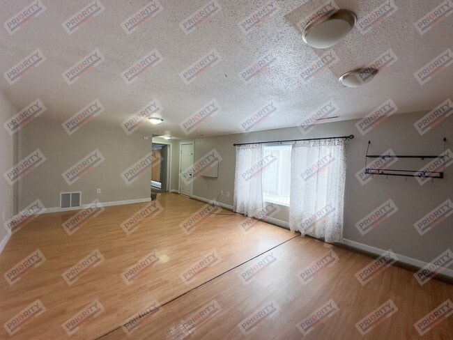 1204 Wagonhammer Ln in Gillette, WY - Foto de edificio - Building Photo