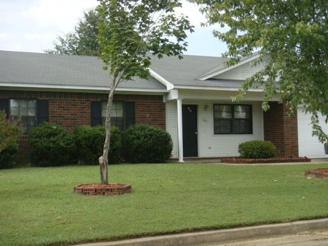 property at 1207 N Quincy Ave