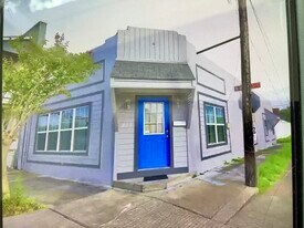 231 W Broad St in Freeport, TX - Building Photo