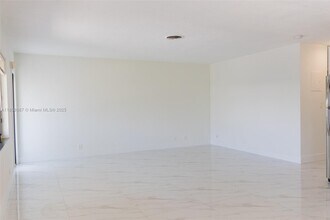 2140 NE 56th St in Fort Lauderdale, FL - Foto de edificio - Building Photo