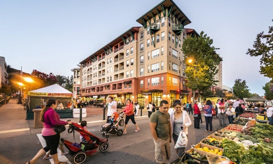 Rafael Town Center Apartments in San Rafael, CA - Building Photo