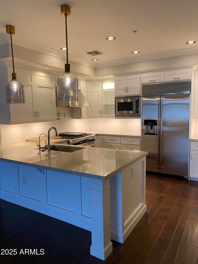 property at 4909 N Woodmere Fairway