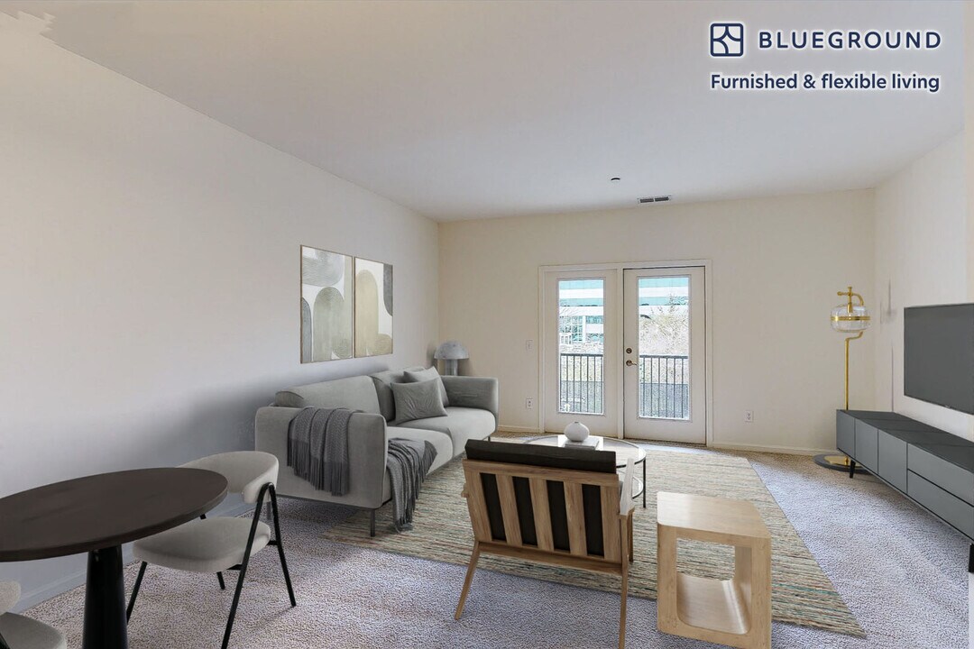 998 Stewart Ave in Garden City, NY - Building Photo