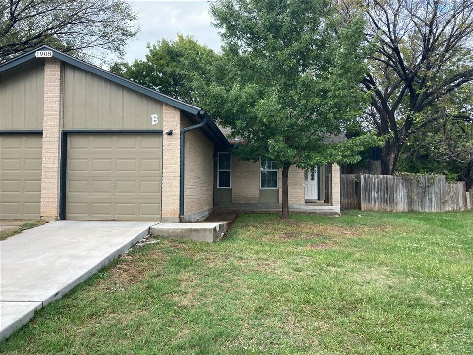 1908b Townesouth Cir in Austin, TX - Building Photo