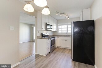 1114 Huntmaster Terrace NE, Unit 202 in Leesburg, VA - Building Photo - Building Photo