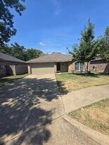 1359 Cleardale Dr in Dallas, TX - Building Photo