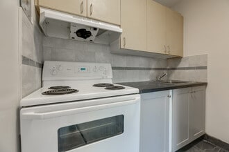 1 Birchlea Ave in Toronto, ON - Building Photo - Building Photo