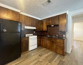 319 E Edwards St in Edmond, OK - Foto de edificio - Building Photo
