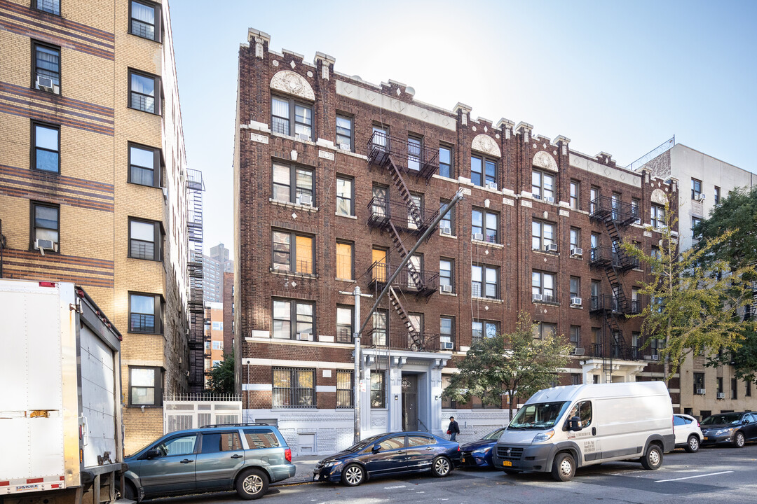 65-67 Nagle Ave in New York, NY - Building Photo