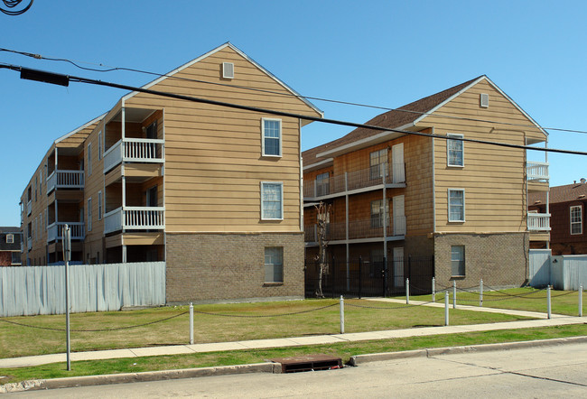 7851 Read Blvd in New Orleans, LA - Foto de edificio - Building Photo