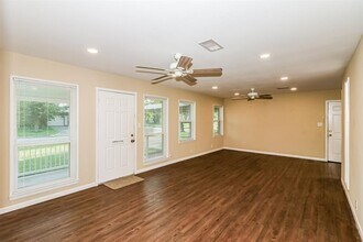 6910 Cole Creek Dr in Houston, TX - Building Photo - Building Photo