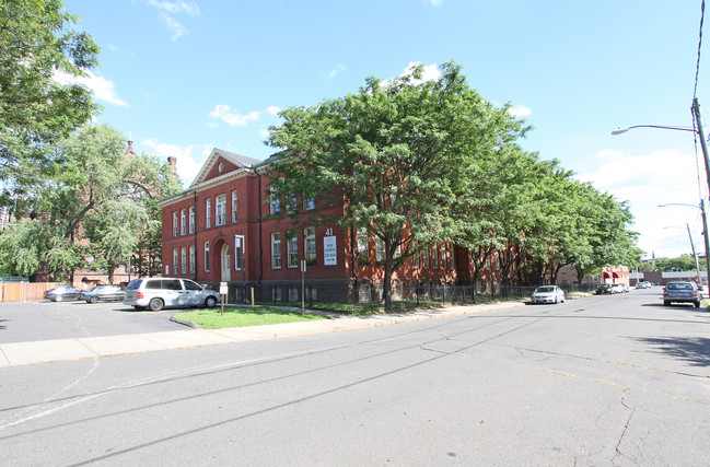 St Mary's Residence Apartments in New Britain, CT - Foto de edificio - Building Photo