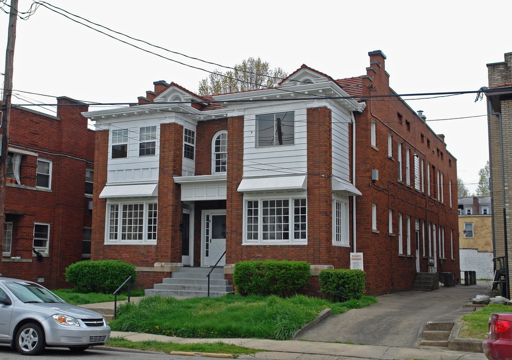 1609 Quarrier St in Charleston, WV - Building Photo