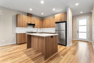 13828 SE Glenwood St in Portland, OR - Building Photo - Building Photo