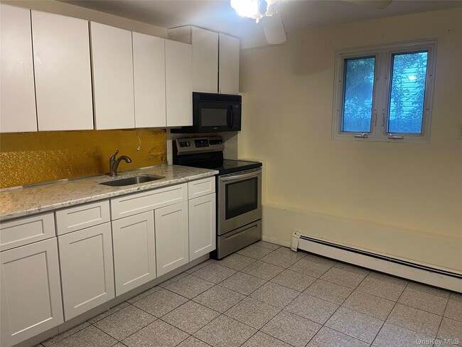 124 Poplar St in West Hempstead, NY - Building Photo - Building Photo