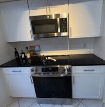 10434 White Lake Ct, Unit 4 in Tampa, FL - Building Photo - Building Photo