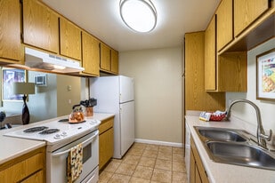 Countryside Apartments in Poway, CA - Building Photo