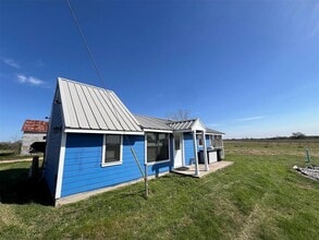 7176 Goehring Rd in Ledbetter, TX - Building Photo - Building Photo