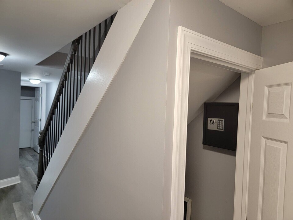 1607 Division St Photo