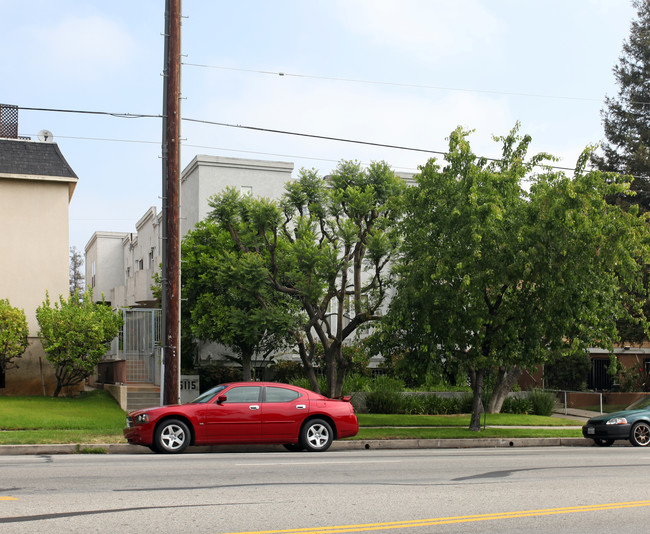 15115 Burbank Blvd in Van Nuys, CA - Building Photo - Building Photo