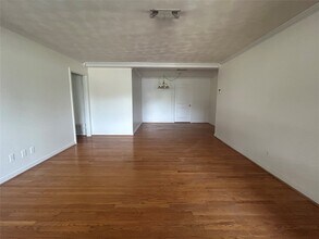 7738 Dixie Dr in Houston, TX - Foto de edificio - Building Photo