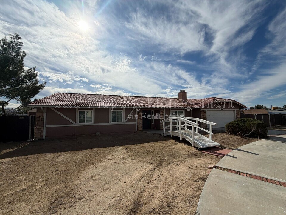 15006 Tuscola Rd in Apple Valley, CA - Building Photo