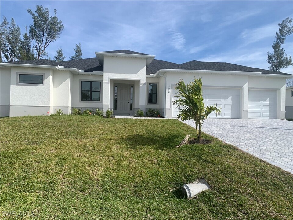 3720 SW 1st Terrace in Cape Coral, FL - Building Photo