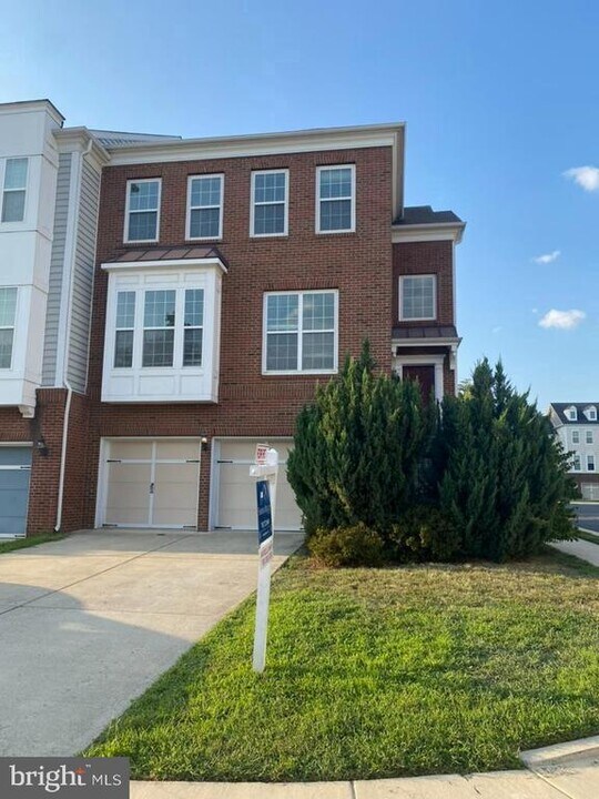 43582 Heritage Gap Terrace in Chantilly, VA - Building Photo