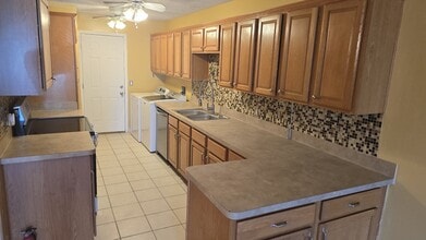 819 E Rosewood Ln in Tavares, FL - Foto de edificio - Building Photo