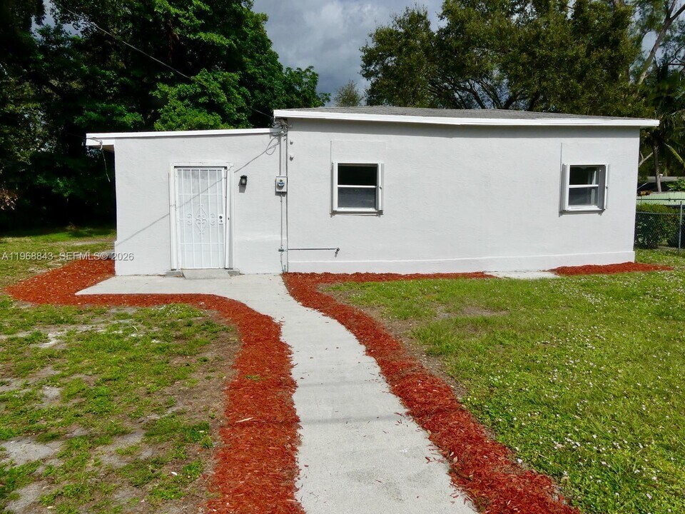 2275 NW 99th Terrace in Miami, FL - Building Photo